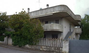 Villa con garage e giardino