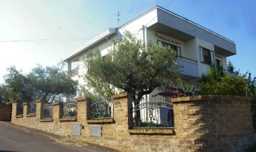Villa con tre appartamenti, giardino e garage