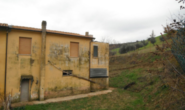 Casa indipendente da ristrutturare con terreno