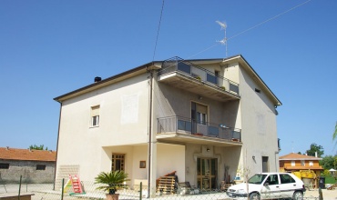 Casa con due appartamenti e terreno con fabbricato