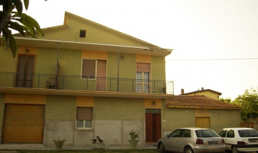 Casa singola con giardino e annessi