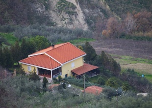 Casa singola in vendita ad Atri con terreno, dependance e garage