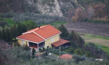 Casa singola in vendita ad Atri con terreno, dependance e garage