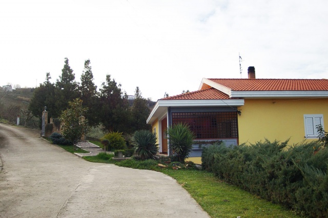 Strada privata e ingresso di casa singola in campagna vicino ad Atri