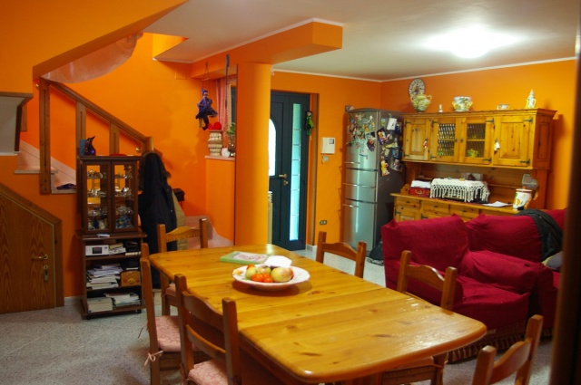 Ingresso e taverna rustica di casa singola in campagna vicino ad Atri