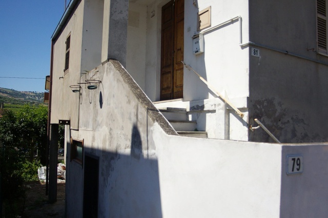 Facciata e ingresso di casa da ristrutturare a Borgo Santa Maria Pineto
