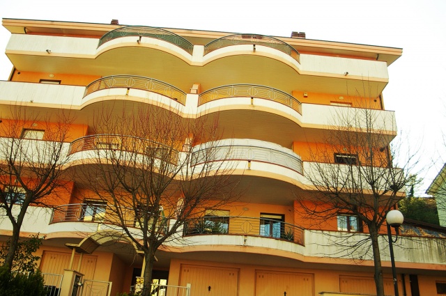 Appartamento in vendita ad Atri con tre camere, due bagni e terrazzo vista mare