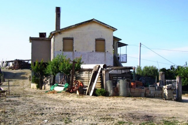 Casale e terreno in vendita a Roseto degli Abruzzi