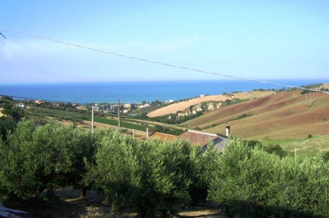 Vista colline e mare da casolare in vendita a Roseto degli Abruzzi
