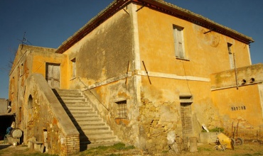 Casa colonica con annessi e terreno
